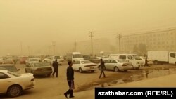 Частые пыльные бури в регионе отрицательно сказываются на здоровье жителей. Байрамали, Мары. 