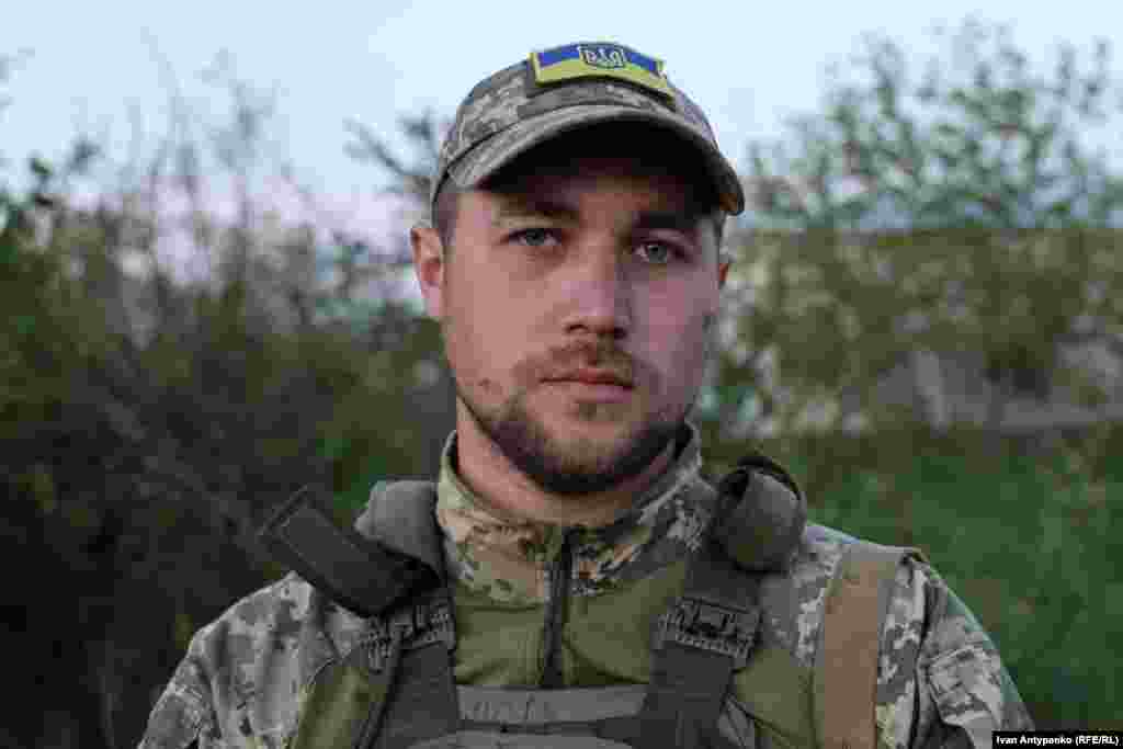 Військовослужбовець 35-ї бригади з позивним &laquo;Лось&raquo;. Хлопець говорить, що за своїм бажанням обрав саме цю бригаду морської піхоти. Він служить уже 6 місяців. &laquo;Коли ми не на виході, ми завжди навчаємось. У реальному бою найважче, коли нападаєш, закріплюєшся, а потім доводиться тримати оборону. А взагалі наступати, звісно, складніше&raquo;, &ndash; каже боєць