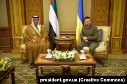 Президент України Володимир Зеленський і віцепрем’єр-міністр Об’єднаних Арабських Еміратів шейх Мансур бін Заїд Аль-Нагаян (ліворуч). Джидда, Саудівська Аравія, 19 травня 2023 року