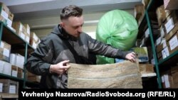 Сергій Звілінський показує автентичне конопляне рядно першої половини ХХ сторіччя