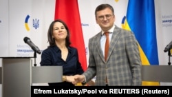 Министр иностранных дел Германии Анналена Бербок и министр иностранных дел Украины Дмитрий Кулеба на совместной пресс-конференции по итогам переговоров в Киеве, 11 сентября 2023 года