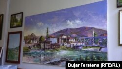 Slika Šućri Ćeljikua sa pogledom na staru Mitrovicu, pre nego što je grad podeljen na dve opštone: Južnu Mitrovicu i Severnu Mitrovicu.