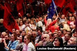 Qytetarët shqiptarë gjatë takimit me kryeministrin Edi Rama, mbanin flamuj shqiptarë dhe të BE-së.