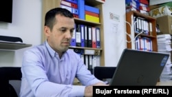 Lutfi Bislimi, zyrtar për strehim familjar dhe kujdestari në Ministrinë e Drejtësisë.