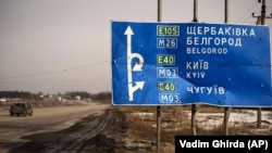 Украинадан Орусиянын Белгород шаарына алып барган жол. 2022-жылы февралда тараптардын ортосундагы биринчи кагылышуу болгон аймак.  Харьков, Украина.  24-февраль, 2023-жыл