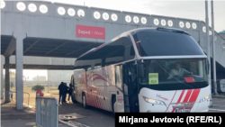 Autobus bosanske firme "In turs" ispred Arene na dan izbora u Srbiji