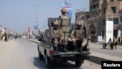 د خيبر پښتونخوا په ډېره اسماعيل خان کې پوځيان ګزمه کوي ـ انځور له ارشيفه 