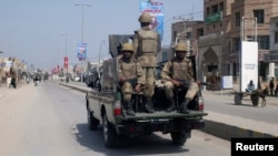 د پاکستان پوځ سرتېري په ډېره اسماعیل خان کې ګزمه کوي - انځور له ارشیفه.