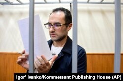 Јуџин Спектор, американски државјанин роден во Русија, првично беше обвинет за поткуп. Обвинителите поднесоа нови, поостри обвиненија за шпионажа неколку дена пред неговото ослободување.