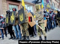 «Русин» (праворуч) та інші учасники ходи від обласної ради до Алеї Слави 13 квітня 2014 року. Фото з власного архіву «Русина»