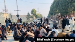 روغتیاپالان د جنورۍ پر ۲۰مه په باجوړ کې د مرستیال کمېشنر د دفتر مخې ته په سړک احتجاجا ناست دي.