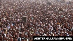 په چمن کې د سفري اسنادو لازمي کېدو پر ضد په پرلت کې ګڼ خلک ګډون کوي - پخوانی انځور.