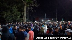 18-майга караган түнү Бишкекте чогулган адамдар. "Азаттыктын" кабарчылары тарткан сүрөт.