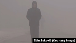 Zagađenje vazduha, detalj sa ulice Pljevalja. Crna Gora, januar 2023. 