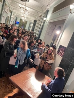 Sesiunea de autografe cu publicul prezent la eveniment.