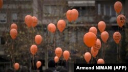 Performancë kundër dhunës ndaj grave në Prishtinë, më 2023.