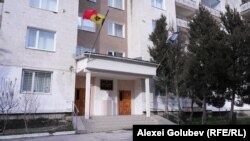 Clădirea Liceului Teoretic „Mihai Eminescu” din orașul Dubăsari se află în incinta unui fost sanatoriu.
