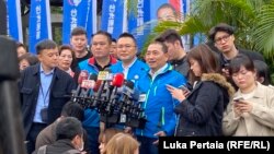 გომინდანის პრეზიდენტობის კანდიდატი ჰოუ იუ-ი ჟურნალისტებს ესაუბრება ტაივანის ერთ-ერთ პარკში დემონსტრაციაზე სიტყვით გამოსვლის წინ. 2023 წლის 3 დეკემბერი