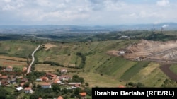 Selo Šipitule u blizini rudnika uglja. Kuća i imanje Fatmira Mjekićija označeno je crvenom bojom.