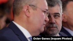 Marcel Ciolacu, președintele PSD și premierul României, alături de Nicolae Ciucă, președintele PNL și președintele Senatului. 