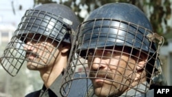 په پېښور کې پولیس سرتېري د امنیت ساتنه کوي - پخوانی انځور