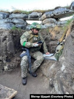 Професор Федір Шандор читає лекцію студентам з окопу. 2022 рік