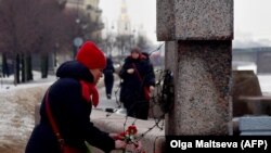 Возложение цветов в память о Навальном, архивное фото