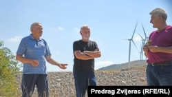 Ante Ivković (prvi zdesna), s rođacima Slavkom i Antom, tvrdi da mu je oduzeta zemlja i dana Kinezima na korištenje, Livno, BiH, 24. 8. 2023.