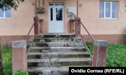 Clădirea cabinetului medical e în stadiu avansat de degradare, în exterior. Consultațiile le oferă o asistentă medicală, care se deplasează și la domiciliul sătenilor.