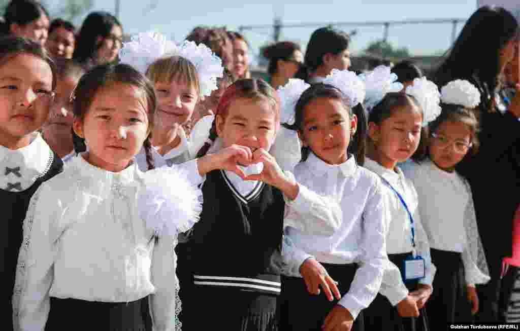 Кыргызстанда жаңы окуу жылы башталып, 150 миңдей бала 1-класска барды.&nbsp;&nbsp;