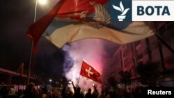 Mbështetësit e Jakov Millatoviqit, festojnë pas zgjedhjeve presidenciale. Podgoricë, 2 prill 2023. 