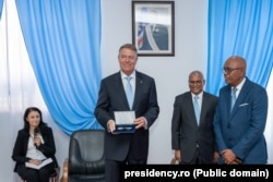 Iohannis, în vizită la Primăria Orașului Praia, alături de președintele Republicii Cabo Verde, José Maria Neves.