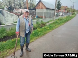 Domnul Cornel locuiește într-o zonă unde apa ajunge cu dificultate. Vara, soluția de avarie rămâne fântâna satului.
