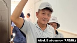 Бакыт Балбаев жана Бактыбек Бекболотов сотко жеткирилген учур. 17-июль, 2023-жыл. Сокулук