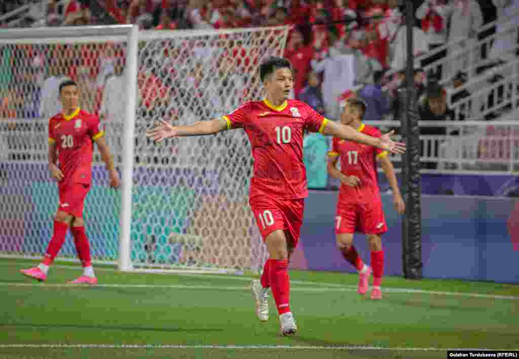 Футболчу Гүлжигит Алыкулов оюндан кийин күйөрмандардан кечирим сурады. "Бул мелдеш бизге чоң сабак болду, Каталардын үстүндө иштейбиз. Кыргыз элимден кечирим сурайбыз" - деди ал.