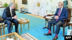 بل ګېټس د جون پر ۲۴مه د پاکستان له وزيراعظم شهباز شريف سره د هغه په دفتر کې ملاقات کې وکړ.