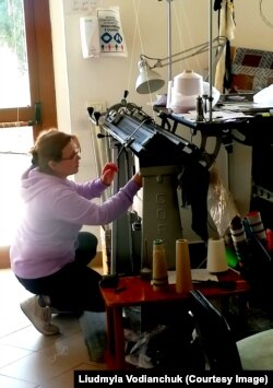 Людмила Водянчук на фабриці за роботою в’язальниці