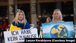 «Я не маю дому» – напис на плакаті, який тримає біженка з Краматорська на Донеччині під час акції в Німеччині, фото ілюстративне