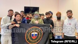 ინდოელი რეკრუტები "ორკესტრის" დროშის წინ პოზირებენ