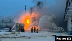 Пожежники гасять пожежу на терміналі «Новатек» в порту Усть-Луга, Росія, 21 січня 2024 року (ілюстративне фото)