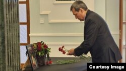 Вице-премьер, министр иностранных дел Туркменистана Рашид Мередов в числе пришедших в посольство России в Ашхабаде по случаю траура по жертвам теракта.