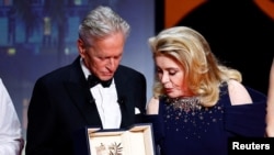Майкл Дуглас менен Катрин Денев фестивалдын ачылышында.