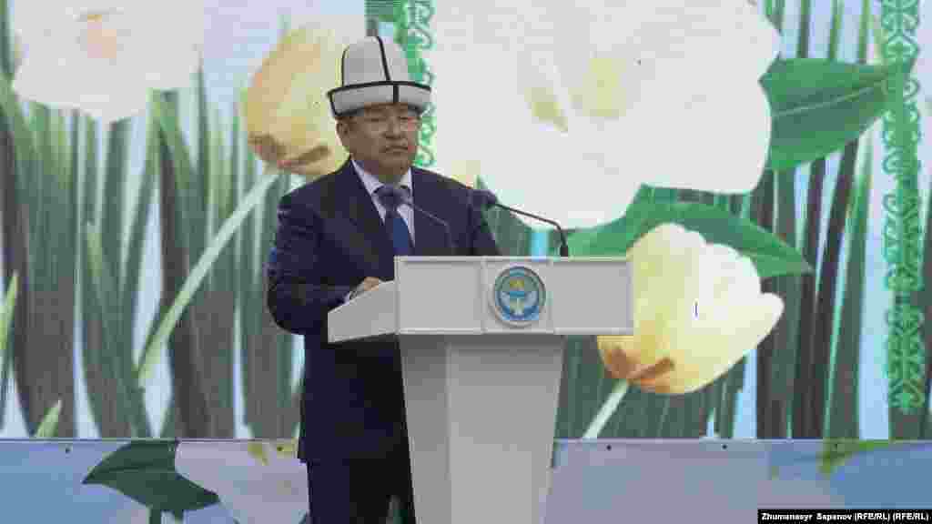 Акылбек Жапаров Ош шаарында таза суу көйгөйү чечилгенин айтты.&nbsp;&nbsp; "Азыр Ош шаарынын аянты 2,5 эсеге кеңейди, элинин саны 100 миң адамга көбөйдү. Былтыр шаардын таза суу көйгөйүн чечип бердик. Дүйнөлүк жаңы мейкиндиктерди ачкан Кытай-Кыргызстан-Өзбекстан темир жолу &ndash; транзиттик ири долбоор, Ош шаары &ndash; бул жолдо тосуп алчу биринчи дарбаза болот", - деди Жапаров.