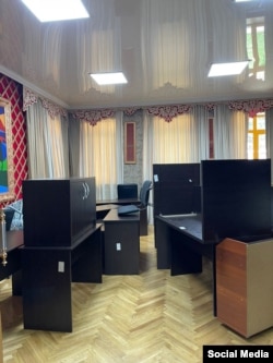 "Манас" улуттук академиясынын кызматкерлери буюм-тайымдарын жыйнаштырып жаткан учур.