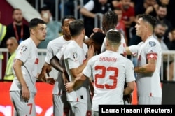 Granit Xhaka, kapiten, dhe Xherdan Shaqiri, duke festuar me bashkëlojtarët e tyre në Kombëtaren e Zvicrës gjatë barazimit me Kosovën në një ndeshje kualifikuese për Euro 2024, në Prishtinë, shtator 2023.