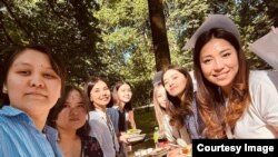 "Данакер" уюмунун мүчөлөрү.