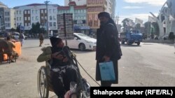 هرات کې یو پوخ عمر لرونکی معلول پر خپل سایکل موبایلونه پلوري