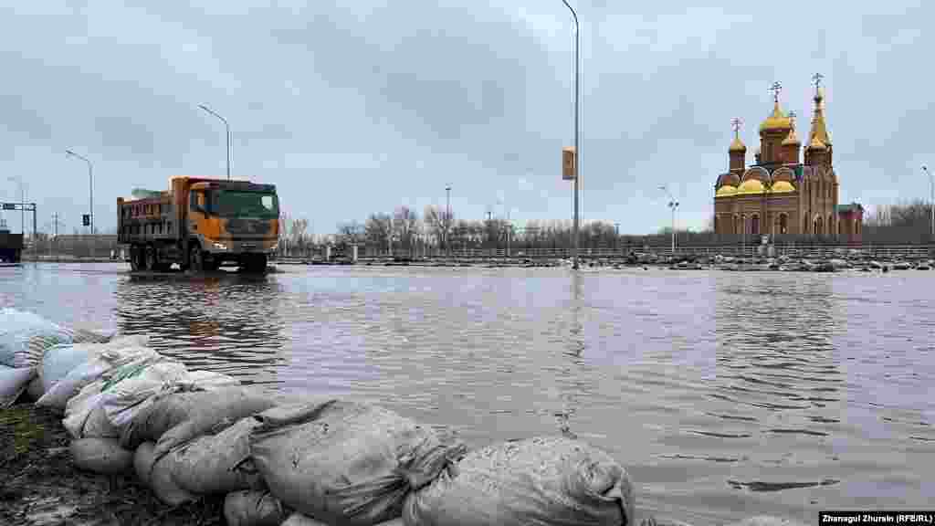 "Елек пен Қарғалы өзендерінің жағалауындағы бау-бақша ұжымдарында 906 отбасы бар" деп хабарлады Ақтөбе облыстық төтенше жағдайлар департаменті. Ақтөбе, 27 наурыз, 2024 жыл.
