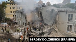 Locuitorii Kievului i-au ajutat pe salvatori să caute victime ale atacului din 8 iulie sub dărâmături. 