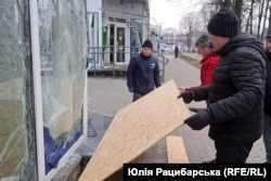 В лабораторії закривають вибиті вікна